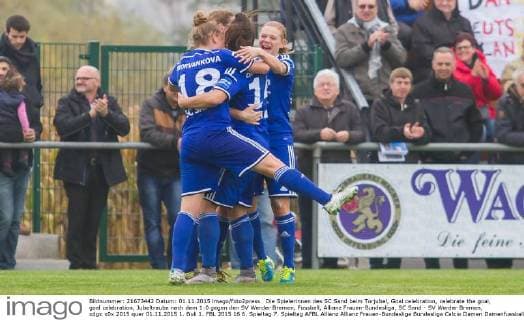 Die Spielerinnen des SC Sand beim Torjubel, Goal celebration, celebrate the goal, goal celebration, Jubeltraube nach dem 1:0 gegen den SV Werder Bremen, Fussball, Allianz Frauen-Bundesliga, SC Sand - SV Werder Bremen, xdgx