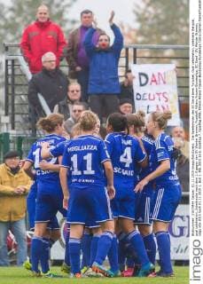Die Spielerinnen des SC Sand beim Torjubel, Goal celebration, celebrate the goal, goal celebration, Jubeltraube nach dem 1:0 gegen den SV Werder Bremen, Fussball, Allianz Frauen-Bundesliga, SC Sand - SV Werder Bremen, xdgx
