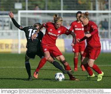 01.11.2015, xovx, Fussball 1 .Bundesliga Damen, 1. FFC Frankfurt - FC Bayern München, emspor, v.l. Kerstin Garefrekes (1. FFC Frankfurt), Carina Wenninger (FC Bayern Muenchen), Melanie Behringer (FC Bayern Muenchen) Aktion.