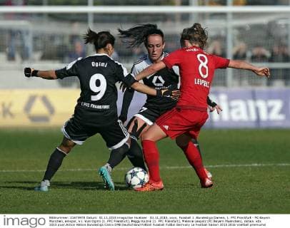 01.11.2015, xovx, Fussball 1 .Bundesliga Damen, 1. FFC Frankfurt - FC Bayern München, emspor, v.l. Yuki Ogimi (1. FFC Frankfurt), Peggy Kuznik (1. FFC Frankfurt), Melanie Leupolz (FC Bayern Muenchen), Aktion.