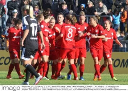 Allianz Frauen-Bundesliga, 7. Spieltag: 1. FFC Frankfurt - FC Bayern München am Sonntag (01.11.2015) im Stadion am Brentanobad in Frankfurt am Main. Jubel nach 1:0 für Bayern durch Viktoria Schnaderbeck (FC Bayern München).