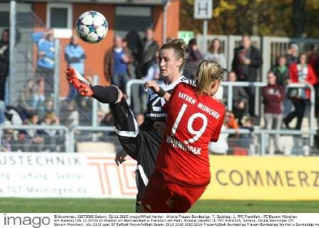 Allianz Frauen-Bundesliga, 7. Spieltag: 1. FFC Frankfurt - FC Bayern München am Sonntag (01.11.2015) im Stadion am Brentanobad in Frankfurt am Main. Simone Laudehr (1. FFC Frankfurt, hinten), Carina Wenninger (FC Bayern München).