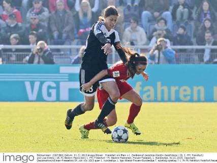 Frankfurt am Main v.l. Zweikampf zwischen Kerstin Garefrekes ( 18, 1. FFC Frankfurt) und Lisa Evans ( 18, FC Bayern Muenchen) 1. FFC Frankfurt - FC Bayern Muenchen, Frauen-Fussball, 1. Bundesliga, 01.11.2015, Copyright: Deutzmannx xEibner-Pressefoto EP_cdn