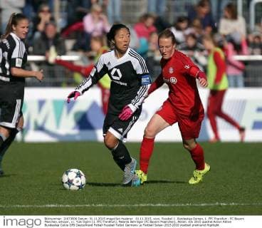01.11.2015, xovx, Fussball 1 .Bundesliga Damen, 1. FFC Frankfurt - FC Bayern München, emspor, v.l. Yuki Ogimi (1. FFC Frankfurt), Melanie Behringer (FC Bayern Muenchen), Aktion.