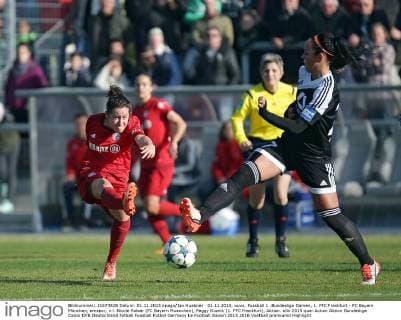 01.11.2015, xovx, Fussball 1 .Bundesliga Damen, 1. FFC Frankfurt - FC Bayern München, emspor, v.l. Nicole Rolser (FC Bayern Muenchen), Peggy Kuznik (1. FFC Frankfurt), Aktion.