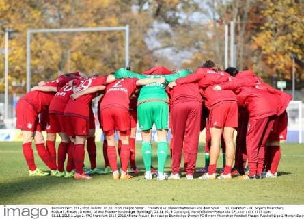 Frankfurt vl. Mannschaftskreis vor dem Spiel 1. FFC Frankfurt - FC Bayern Muenchen, Fussball, Frauen, Damen, Allianz Frauen-Bundesliga, Spieltag7, 01.11.2015 Copyright: Horn xEibner-Pressefoto EP_bhorn