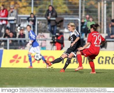 Frankfurt vl. Saskia Bartusiak (Frankfurt), Nicole Rolser (Muenchen) 1. FFC Frankfurt - FC Bayern Muenchen, Fussball, Frauen, Damen, Allianz Frauen-Bundesliga, Spieltag7, 01.11.2015 Copyright: Horn xEibner-Pressefoto EP_bhorn