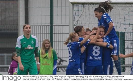 Die Spielerinnen des SC Sand beim Torjubel, Goal celebration, celebrate the goal, goal celebration, Jubeltraube nach dem 2:0 gegen den SV Werder Bremen, Fussball, Allianz Frauen-Bundesliga, SC Sand - SV Werder Bremen, xdgx