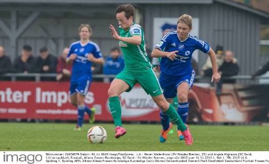 v.li.: Maren Wallenhorst (SV Werder Bremen, 25) und Angela Migliazza (SC Sand, 11) im Laufduell, Fussball, Allianz Frauen-Bundesliga, SC Sand - SV Werder Bremen, xdgx