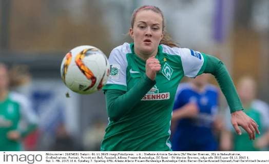v.li.: Stefanie Antonia Sanders (SV Werder Bremen, 20) in Nahaufnahme, Großaufnahme, Portrait, Porträt mit Ball, Fussball, Allianz Frauen-Bundesliga, SC Sand - SV Werder Bremen, xdgx