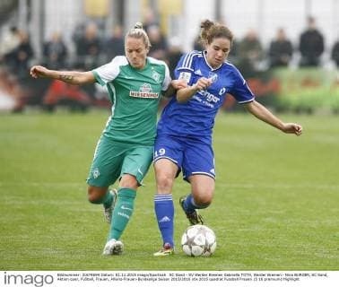 SC Sand - SV Werder Bremen Gabriella TOTH, Werder Bremen - Nina BURGER, SC Sand, Aktion quer, Fußball, Frauen, Allianz-Frauen-Bundesliga Saison 2015 2016
