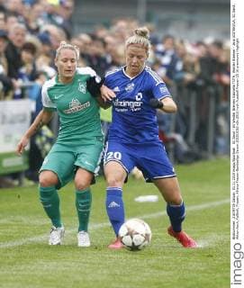 SC Sand - SV Werder Bremen Gabriella TOTH, Werder Bremen - Jana VOJTEKOVA, SC Sand, Aktion hoch, Fußball, Frauen, Allianz-Frauen-Bundesliga Saison 2015 2016