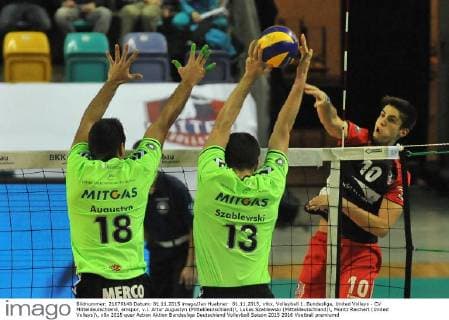01.11.2015, xtkx, Volleyball 1. Bundesliga, United Volleys - CV Mitteldeutschland, emspor, v.l. Artur Augustyn (Mitteldeutschland) , Lukas Szablewski (Mitteldeutschland) , Moritz Reichert (United Volleys) ,