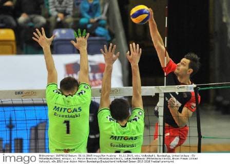 01.11.2015, xtkx, Volleyball 1. Bundesliga, United Volleys - CV Mitteldeutschland, emspor, v.l. Marcin Brezinski (Mitteldeutschland) , Lukas Szablewski (Mitteldeutschland) , Bryan Fraser (United Volleys) ,