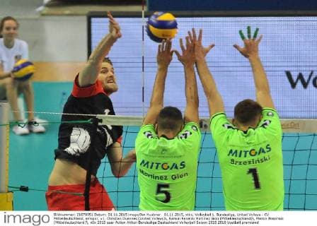 01.11.2015, xtkx, Volleyball 1. Bundesliga, United Volleys - CV Mitteldeutschland, emspor, v.l. Christian Duennes (United Volleys) , Ramon Renaldo Martinez Gion (Mitteldeutschland) , Marcin Brezinski (Mitteldeutschland) ,