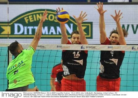 01.11.2015, xtkx, Volleyball 1. Bundesliga, United Volleys - CV Mitteldeutschland, emspor, v.l. Ramon Renaldo Martinez Gion (Mitteldeutschland) , Christian Duennes (United Volleys) , Lukas Bauer (United Volleys),