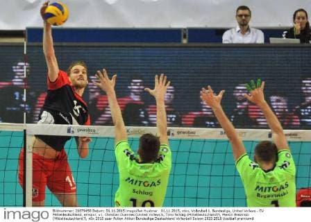 01.11.2015, xtkx, Volleyball 1. Bundesliga, United Volleys - CV Mitteldeutschland, emspor, v.l. Christian Duennes (United Volleys) , Timo Schlag (Mitteldeutschland) , Marcin Brezinski (Mitteldeutschland) ,
