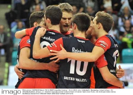 01.11.2015, xtkx, Volleyball 1. Bundesliga, United Volleys - CV Mitteldeutschland, emspor, v.l. Christian Duennes (United Volleys) feiert mit seinen Team einen Punkt,