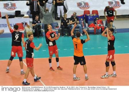 01.11.2015, xtkx, Volleyball 1. Bundesliga, United Volleys - CV Mitteldeutschland, emspor, v.l. United Volleys feiern den Sieg über Mitteldeutschland,