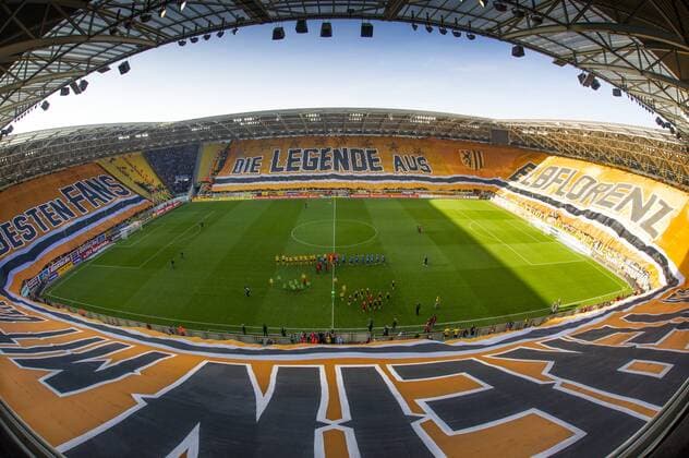 Fußball, Stadiongeschichte SG Dynamo Dresden Fußball, 3. Liga, Saison 2015 2016, SG Dynamo Dresden,15. Spieltag, SG Dynamo Dresden - 1.FC Magdeburg, Samstag (31.10.2015), Stadion Dresden. žDie Legende aus Elbflorenz - der Verein mit den besten Fansœ, die Dresdner Fans zeigen die größte Stadion - Choreografie der Vereinsgeschichte. RM001
