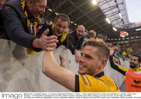 Fußball, 3. Liga, Saison 2015 2016, SG Dynamo Dresden,15. Spieltag, SG Dynamo Dresden - 1.FC Magdeburg, Samstag (31.10.2015), Stadion Dresden. Dresdens Justin Eilers klatscht nach dem 3:2 Sieg mit den Fans ab. RM001