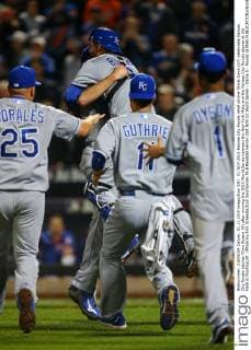 01 NOV 2015:Kansas City Royals relief pitcher Wade Davis (17) celebrates Kansas City Royals catcher Drew Butera (9) after winning the 2015 World Series between the New York Mets and the Kansas City Royals played at Citi Field in Flushing,NY. (Photo by Rich Graessle Icon Sportswire) MLB Baseball Herren USA NOV 01 World Series - Game 5 - Royals at Mets Icon1031151415 EDITORIAL USE ONLY