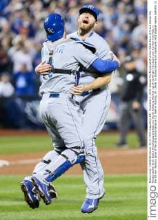 November 1, 2015: Kansas City Royals relief pitcher Wade Davis (17) and Kansas City Royals catcher Drew Butera (9) embrace and leap into the air following the final out of the Royals 7-2 victory over the New York Mets in the 5th and deciding game of the 2015 World Series at Citi Field in Flushing, NY. (Photo by Joshua Sarner Icon Sportswire) MLB Baseball Herren USA NOV 01 World Series - Game 5 - Royals at Mets Icon20151101100 EDITORIAL USE ONLY