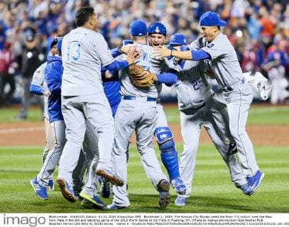 November 1, 2015: The Kansas City Royals celebrate their 7-2 victory over the New York Mets in the 5th and deciding game of the 2015 World Series at Citi Field in Flushing, NY. (Photo by Joshua Sarner Icon Sportswire) MLB Baseball Herren USA NOV 01 World Series - Game 5 - Royals at Mets Icon20151101101 EDITORIAL USE ONLY