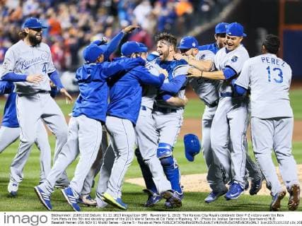 November 1, 2015: The Kansas City Royals celebrate their 7-2 victory over the New York Mets in the 5th and deciding game of the 2015 World Series at Citi Field in Flushing, NY. (Photo by Joshua Sarner Icon Sportswire) MLB Baseball Herren USA NOV 01 World Series - Game 5 - Royals at Mets Icon20151101102 EDITORIAL USE ONLY
