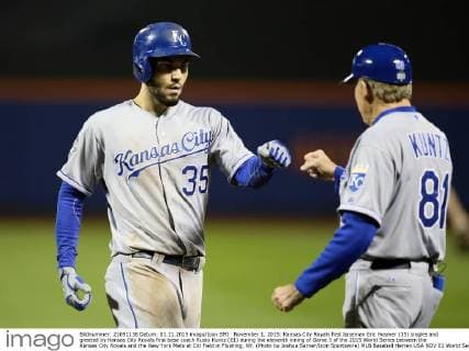 November 1, 2015: Kansas City Royals first baseman Eric Hosmer (35) singles and greeted by Kansas City Royals first base coach Rusty Kuntz (81) during the eleventh inning of Game 5 of the 2015 World Series between the Kansas City Royals and the New York Mets at Citi Field in Flushing, NY. (Photo by Joshua Sarner Icon Sportswire) MLB Baseball Herren USA NOV 01 World Series - Game 5 - Royals at Mets Icon201511014136 EDITORIAL USE ONLY