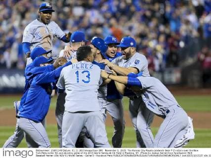 November 1, 2015: The Kansas City Royals celebrate their 7-2 victory over the New York Mets in the 5th and deciding game of the 2015 World Series at Citi Field in Flushing, NY. (Photo by Joshua Sarner Icon Sportswire) MLB Baseball Herren USA NOV 01 World Series - Game 5 - Royals at Mets Icon201511015227 EDITORIAL USE ONLY