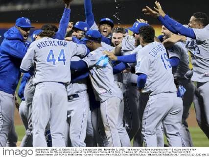 November 1, 2015: The Kansas City Royals celebrate their 7-2 victory over the New York Mets in the 5th and deciding game of the 2015 World Series at Citi Field in Flushing, NY. (Photo by Joshua Sarner Icon Sportswire) MLB Baseball Herren USA NOV 01 World Series - Game 5 - Royals at Mets Icon201511015260 EDITORIAL USE ONLY