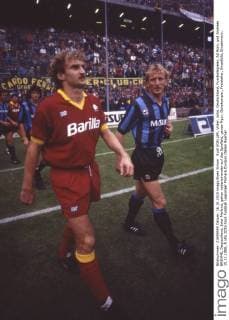 Rudi VOELLER, Völler, links, Deutschland, Fussballspieler, AS Rom, und Andreas BREHME, Deutschland, Inter Mailand, gehen nebeneinander auf das Spielfeld, ganze Figur, Ganzkoerper, Freisteller, Einzelbild, Einzelmotiv, 15.11.1988, Â