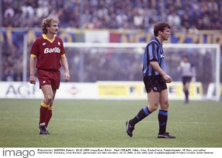 Rudi VOELLER, Völler, links, Deutschland, Fussballspieler, AS Rom, und Lothar MATTHAEUS, Matthäus, Inter Mailand, gemeinsam auf dem Spielfeld, 15.10.1988, Â