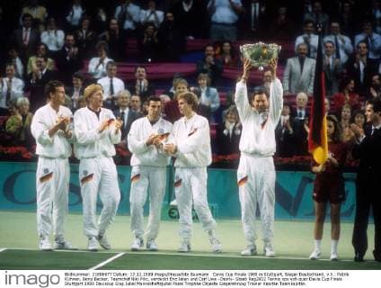 Davis Cup Finale 1989 in Stuttgart, Sieger Deutschland, v.li.: Patrik Kühnen, Boris Becker, Teamchef Niki Pilic, verdeckt Eric Jelen und Carl Uwe -Charly- Steeb