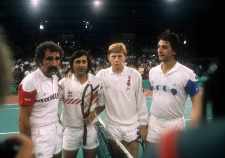 Schaukampf 1987 in Stuttgart, v.li.: Ion Tiriac, Ilie Nastase (beide Rumänien), Boris Becker (BR Deutschland), Slobodan Zivojinovic (Jugoslawien)