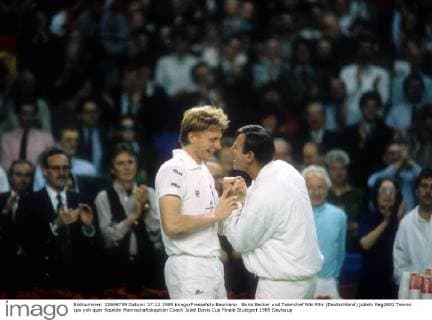Boris Becker und Teamchef Niki Pilic (Deutschland) jubeln