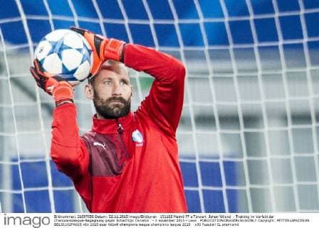151102 Malmö FF s Torwart Johan Wiland - Training im Vorfeld der Championsleague-Begegnung gegen Schachtjor Donetsk - 2 november 2015 - Lwiw .  Copyright: PETTERxARVIDSON BB151102PA019