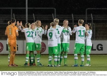 Fußball, Allianz Frauen Bundesliga, Bayer 04 Leverkusen - VfL Wolfsburg; Wolfsburg Mannschaftskreis, einschwören vor dem Spiel, Teamkreis, Ansprache, Motivation, vor Anpfiff. xtgx