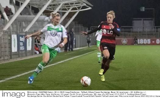 Fußball, Allianz Frauen Bundesliga, Bayer 04 Leverkusen - VfL Wolfsburg; v.l. Alexandra Popp (Alex Popp, Wolfsburg, 11) gegen Carolin Simon (Leverkusen, 30). xtgx