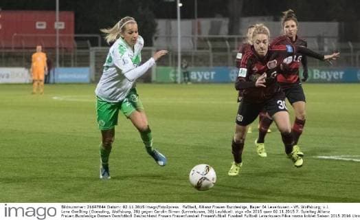 Fußball, Allianz Frauen Bundesliga, Bayer 04 Leverkusen - VfL Wolfsburg; v.l. Lena Goeßling (Goessling, Wolfsburg, 28) gegen Carolin Simon (Leverkusen, 30) Laufduell. xtgx