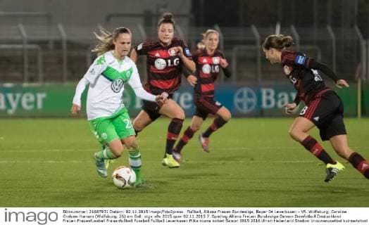 Fußball, Allianz Frauen Bundesliga, Bayer 04 Leverkusen - VfL Wolfsburg; Caroline Graham Hansen (Wolfsburg, 26) am Ball. xtgx