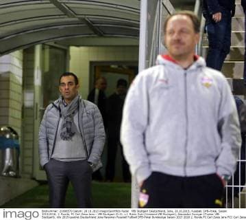 VfB Stuttgart Deutschland, Jena, 28.10.2015, Fussball, DFB-Pokal, Saison 2015 2016, 2. Runde, FC Carl Zeiss Jena - VfB Stuttgart (0:2): v.l. Robin Dutt (Vorstand VfB Stuttgart), Alexander Zorniger (Trainer VfB Stuttgart).