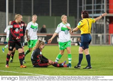 Fußball, Allianz Frauen Bundesliga, Bayer 04 Leverkusen - VfL Wolfsburg; Lara Dickenmann (Wolfsburg, 21) gibt Anweisungen, gestikuliert, mit den Armen gestikulieren, gives instructions, gesticulate, reklamiert, diskutiert. xtgx