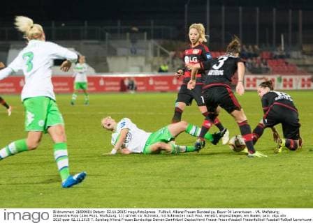 Fußball, Allianz Frauen Bundesliga, Bayer 04 Leverkusen - VfL Wolfsburg; Alexandra Popp (Alex Popp, Wolfsburg, 11) schreit vor Schmerz, mit Schmerzen nach Foul, verletzt, angeschlagen, am Boden, pain. xtgx
