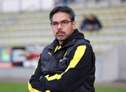 Mittwoch 28.10.2015, Saison 2015 2016, Regionalliga West, 7. Spieltag im Lohrheidestadion, FC Schalke 04 U23 - BVB Borussia Dortmund II 0:0, Trainer David Wagner (BVB II) auf der Trainerbank mit verschraenkten Armen