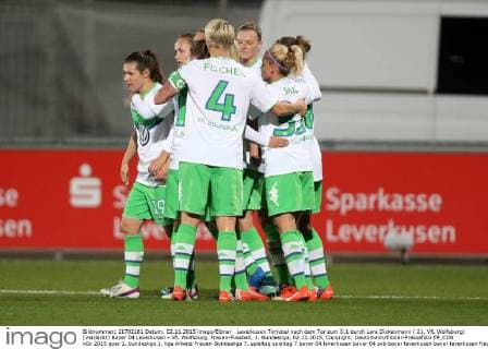 Leverkusen Torjubel nach dem Tor zum 0:1 durch Lara Dickenmann ( 21, VfL Wolfsburg) (verdeckt) Bayer 04 Leverkusen - VfL Wolfsburg, Frauen-Fussball, 1. Bundesliga, 02.11.2015, Copyright: Deutzmann Eibner-Pressefoto EP_CDN