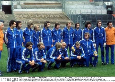 Mannschaftsfoto BR Deutschland, hi.v.li.: Co-Trainer Jupp Derwall, Franz Beckenbauer, Erwin Kostedde, Manfred Kaltz, Erich Beer, Karl-Heinz -Charly- Körbel, Jupp Heynckes, Georg Schwarzenbeck, Uli Stielike, Paul Breitner, Torwart Rudi Kargus, Co-Trainer Herbert Widmayer; vorn: Bernd Gersdorff, Bernd Hölzenbein, Günter Netzer, Berti Vogts, Bernard Dietz, Torwart Sepp Maier