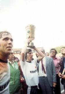 Eintracht Frankfurt gewinnt den DFB-Pokal: Jürgen Grabowski mit der Trophäe