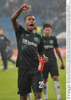 GER, 1.FBLl, Hamburger SV vs Hannover 96 01.11.2015, Volkspark Stadion, Hamburg, GER, 1. FBL, Hamburger SV vs Hannover 96, im Bild F. Marcelo-Guedes (Hannover 25) jubelt nach dem Sieg mit den Fans nordphotoxWitke